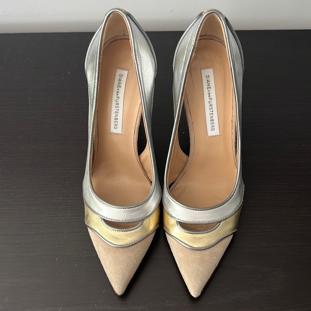 Diane von Furstenberg gold/silver pumps sz 5